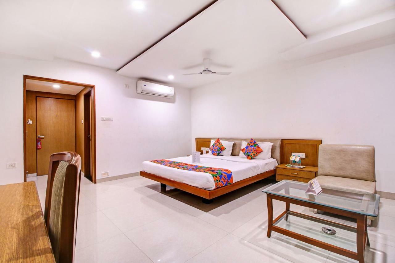 Fabhotel Syberitic Suites Gachibowli - Fully Vaccinated Staff Kondapur  Εξωτερικό φωτογραφία