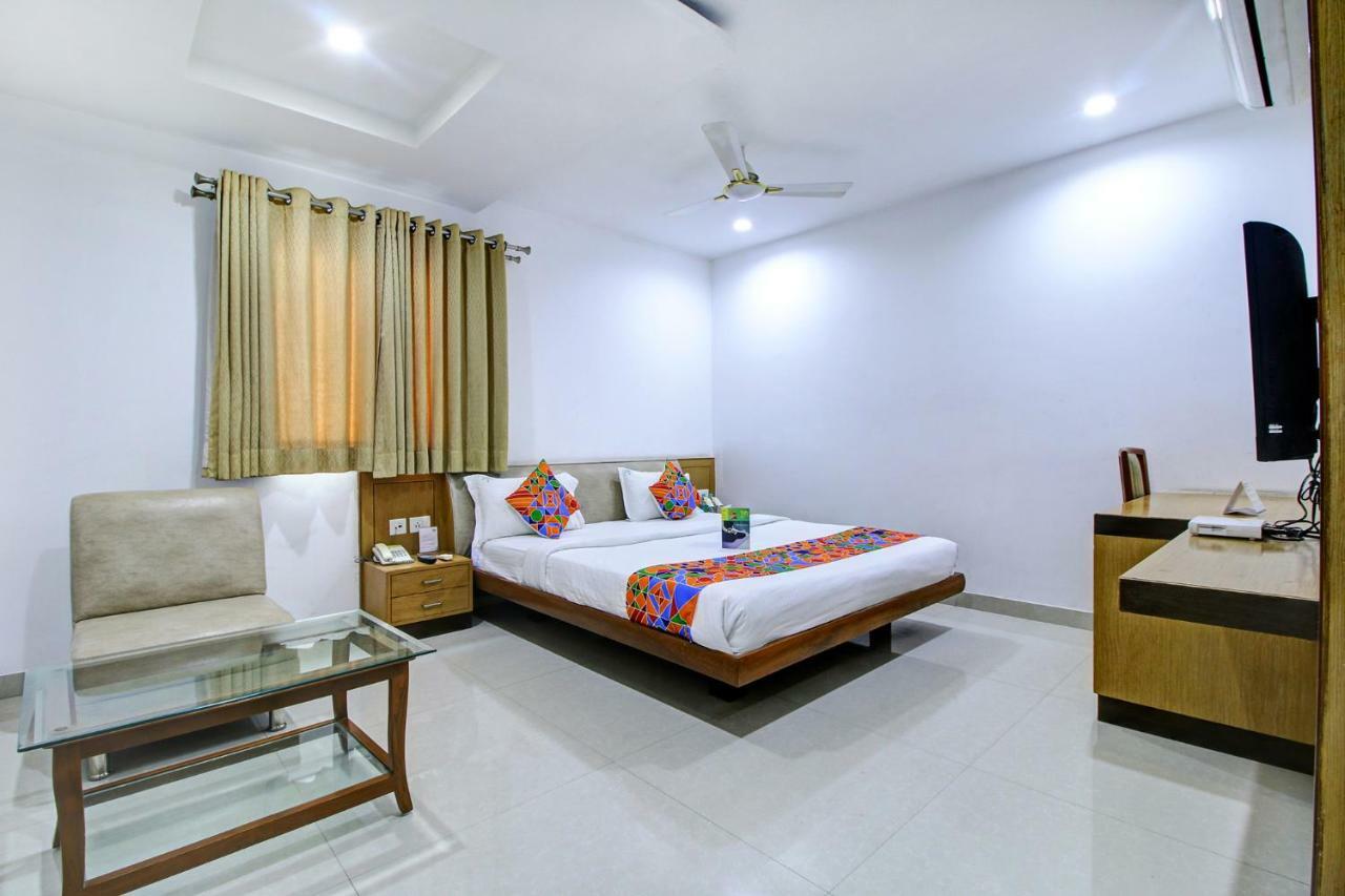 Fabhotel Syberitic Suites Gachibowli - Fully Vaccinated Staff Kondapur  Εξωτερικό φωτογραφία