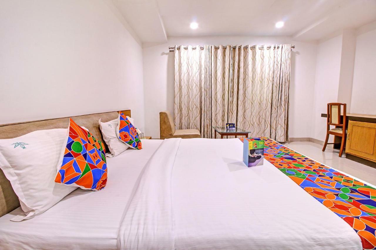 Fabhotel Syberitic Suites Gachibowli - Fully Vaccinated Staff Kondapur  Εξωτερικό φωτογραφία
